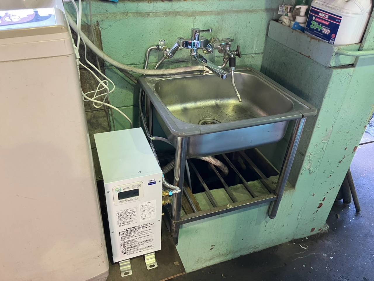 小型電気温水器 取り付けました。